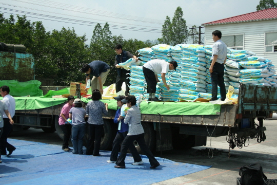 대한성공회 쌀 28톤 북 주민에게 전달